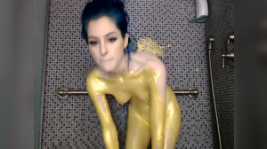 Kinky cam slut covers her entire body in gold paint
